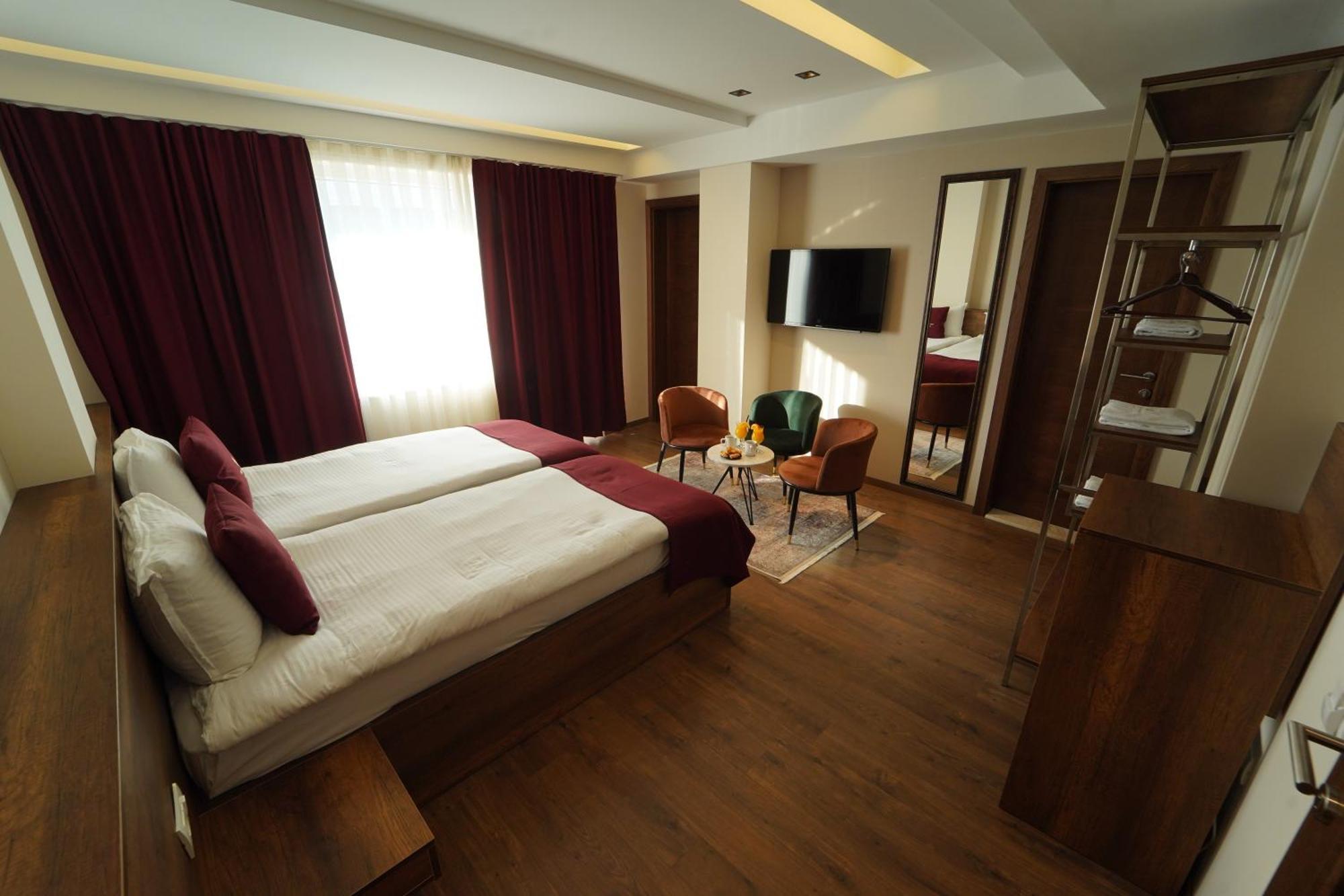 Monarch Hotel Prizren Buitenkant foto