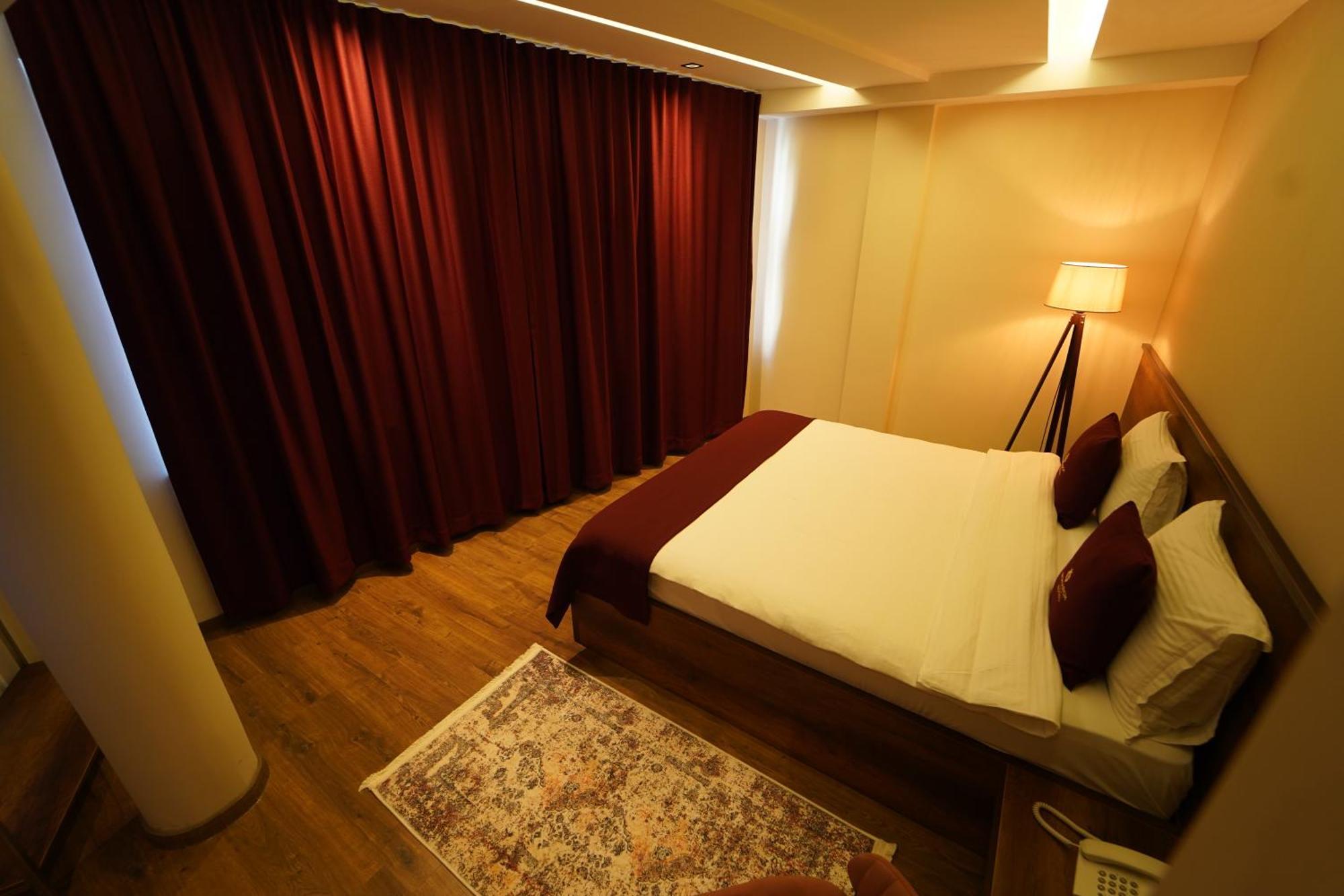 Monarch Hotel Prizren Buitenkant foto